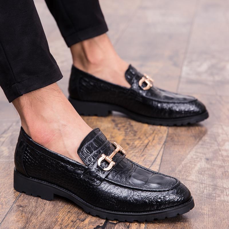 Neue britische Business-Casual-Schuhe Nachtclub Formelle spitze Lederschuhe für Herren 46 47 Große Größe Krokodil-Metallverzierung