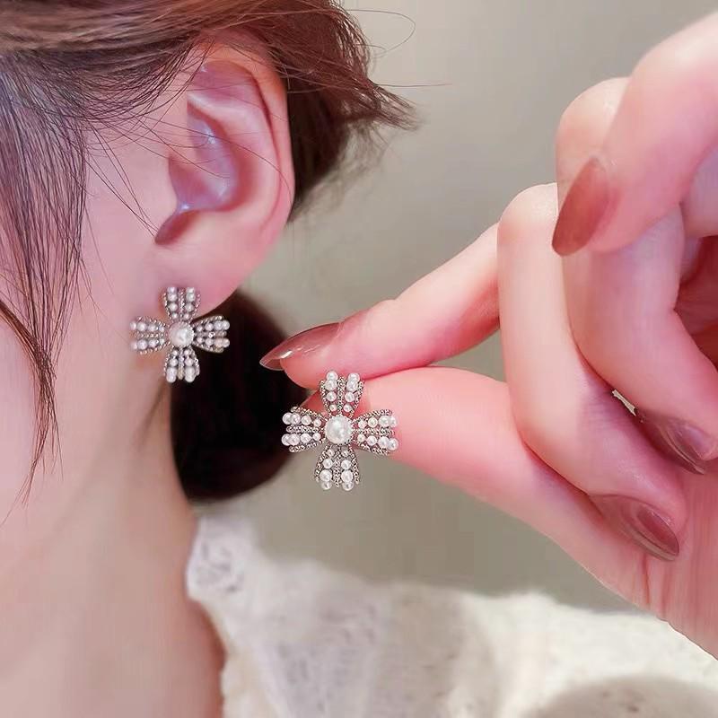 Elegant French Pearl Flower Stud Earrings - High-End, Exquisite Design with Unique, Chic Temperament.