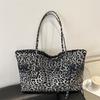 2025 new casual simple fashion commuter shoulder bag European and American retro leopard print large capacity tote bag