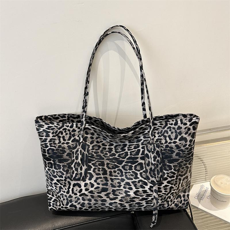 2025 new casual simple fashion commuter shoulder bag European and American retro leopard print large capacity tote bag