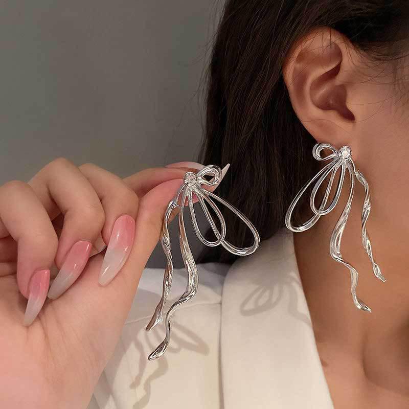Koreanischer Stil Nicht-Piercing Ohrclip mit langem Quaste, Perlmutt Schmetterlings Design für Damen - High-End, Coole Mode.