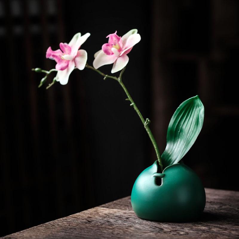 Yu Su Nordic Style Ceramic Flower Vase: Elegant Qipao Design for Small Flowers, Dry Arrangements, and Hydroponics in Living Room or Desktop Décor.
