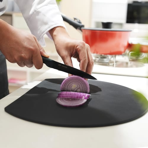 MUAMUA Cutting Board, Black Elastomer, Dishwasher Safe, Round, Premium Heat-Resistant, Antibacterial, Soft, Approx. 30 x 26 cm, Lightweight, Kamaboko