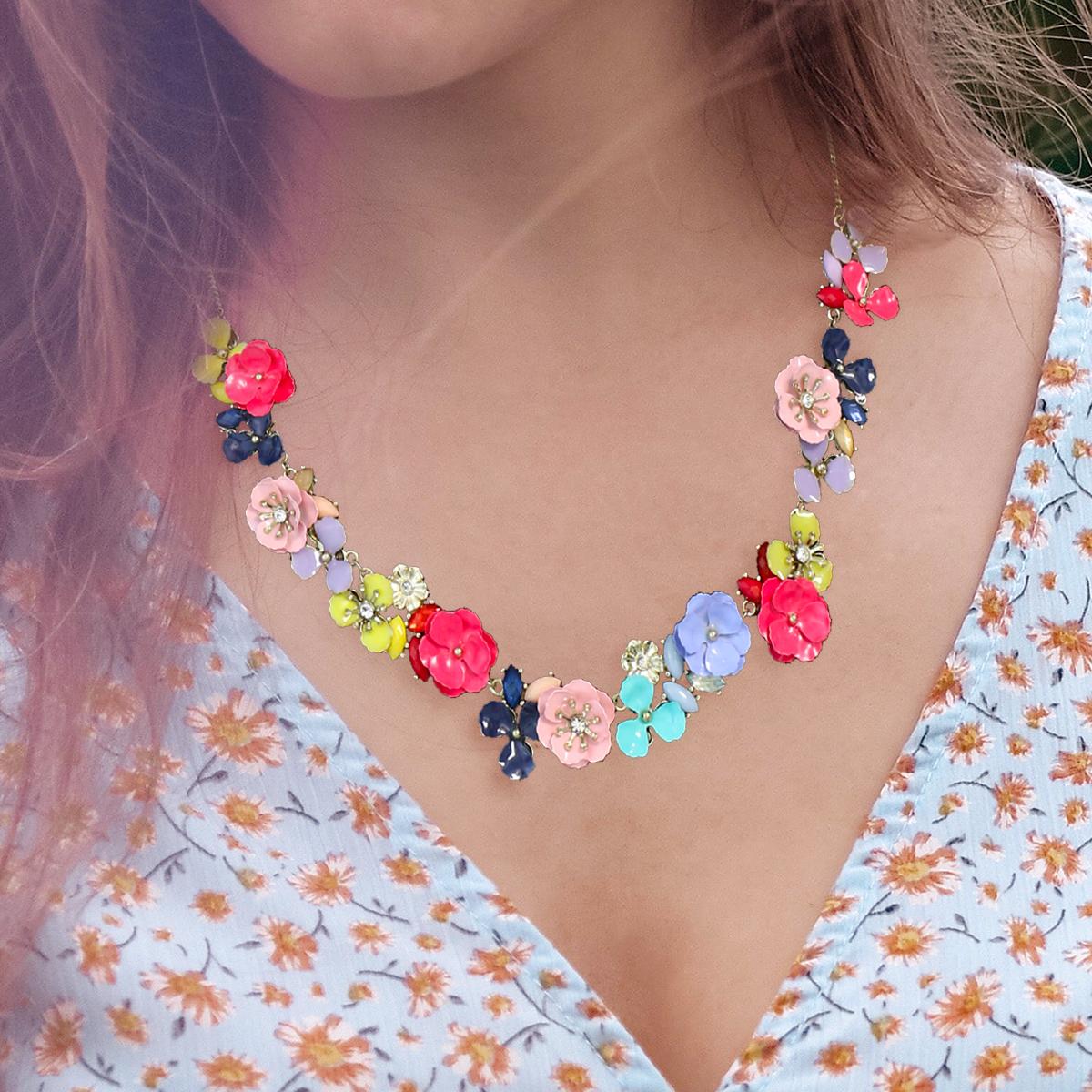 

Богемное ожерелье для женщин, красочный дизайн с цветами камелии, золотая тонкая цепочка, модные и красивые украшения, новые цвета отправляются случайным образом