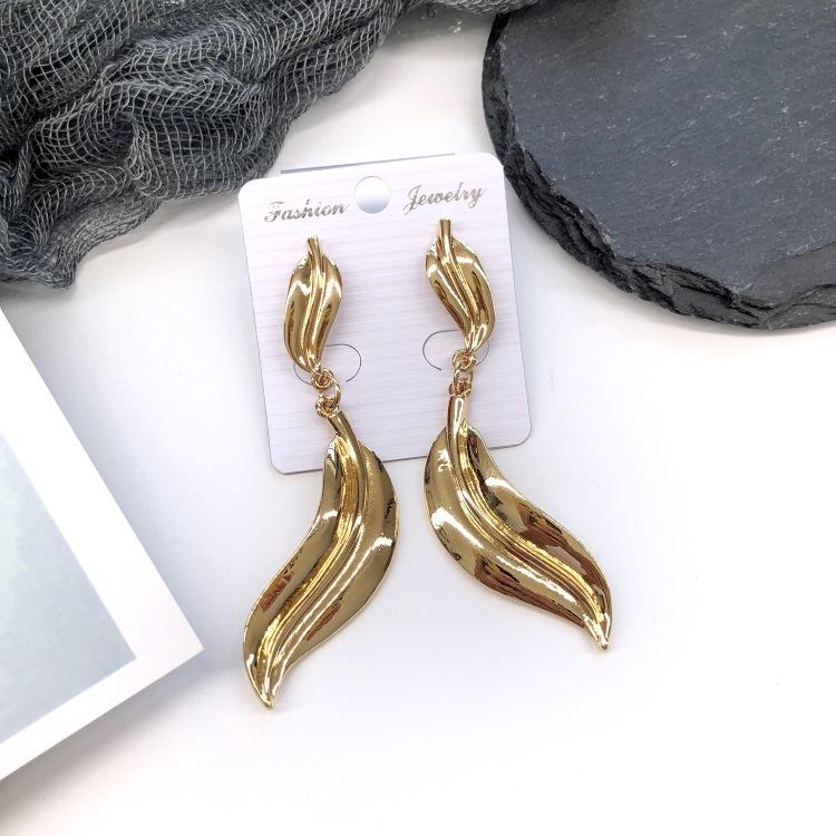 Retro stil personlighet överdrivna metallnitar örhängen enkla geometriska barockstil hoppande örhängen mode öron smycken