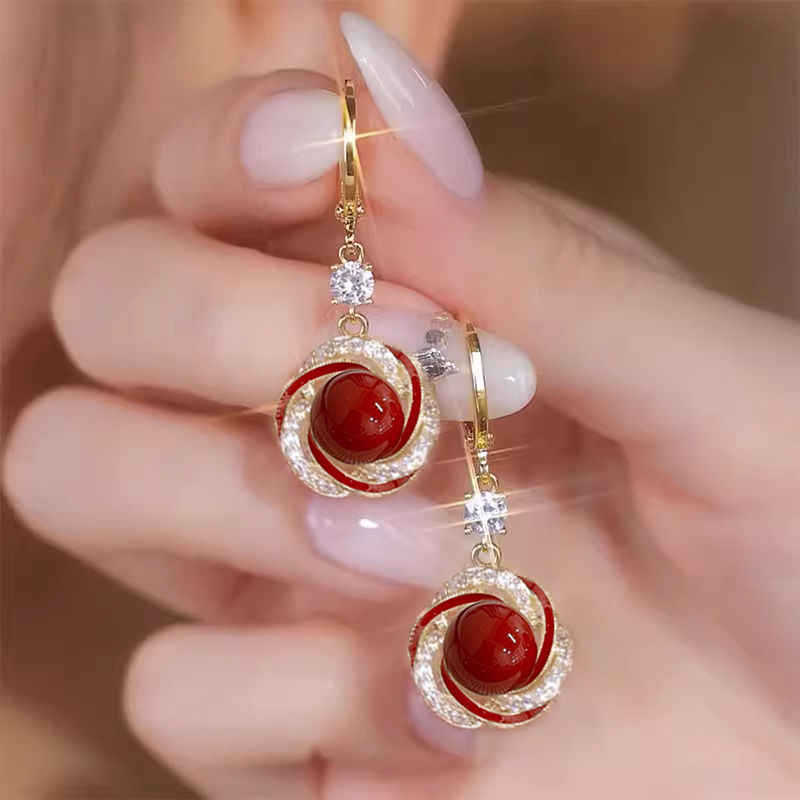 

Модные и элегантные женские серьги красный
