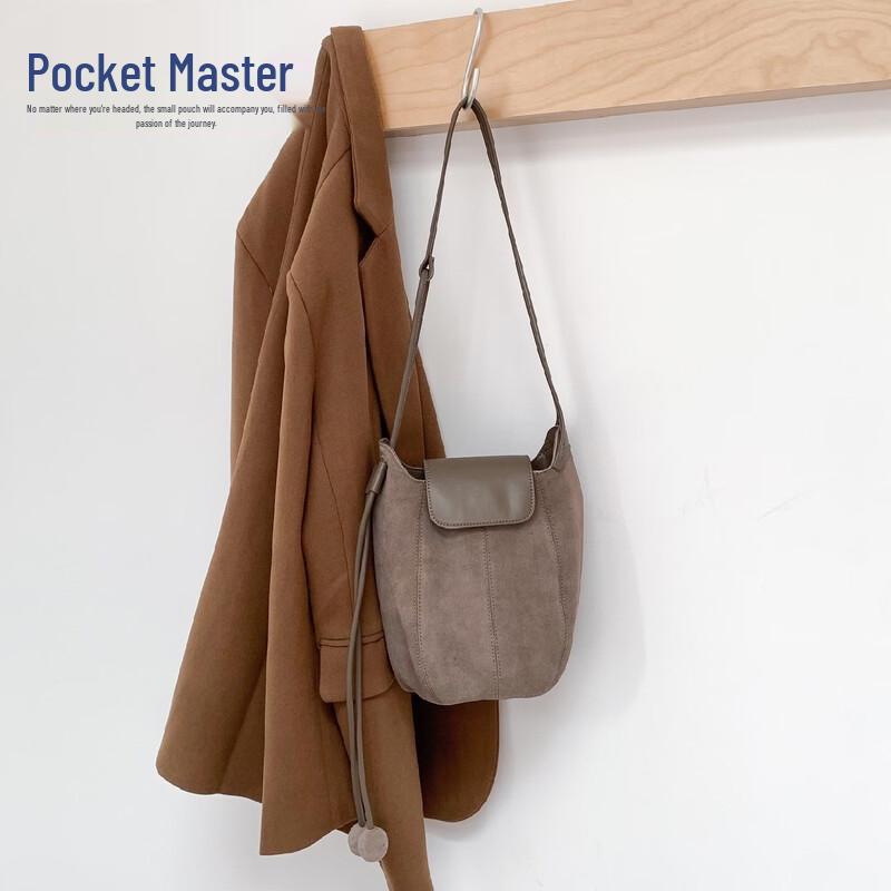 

Тыквенная сумка через плечо из матовой кожи