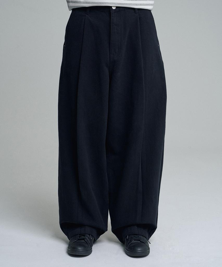 Mubeun Deep One-Pleat Wide Curved Cotton Pants Black