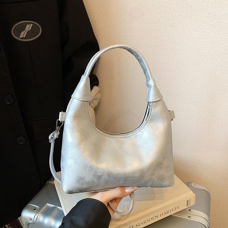 A Stylish and Fashionable Single-shoulder Crossbody Bag with A Luxurious Texture for Commuting To Work.