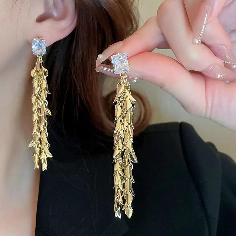 

New niche design super flash wheat ear fringed earrings, French light luxury face thin long earrings earrings women