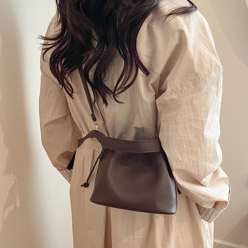 New leather texture commuter versatile shoulder messenger bag niche fashion handbag European and American popular women's bag