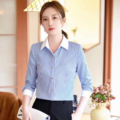 Camicia da donna a righe blu con colletto bianco per il lavoro