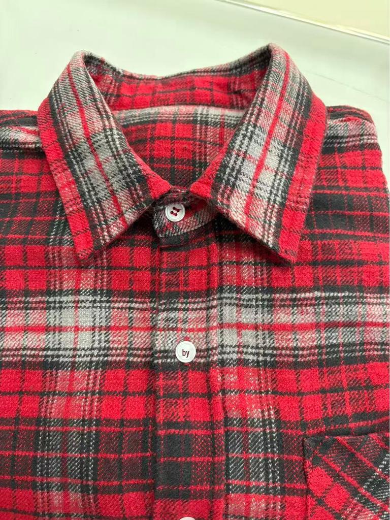 Chemise pour femme à carreaux rouge et noir, coupe ample et décontractée avec ourlet brut effiloché, série Nanyou 13 de Shenzhen - Style Printemps 2026