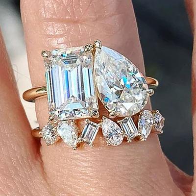 Huitan Tendenza Pera Quadrato Cristallo Zirconia Cubica Anelli per Donne Set da 2 Pezzi Colore Oro Matrimonio Fidanzamento Accessori Gioielli