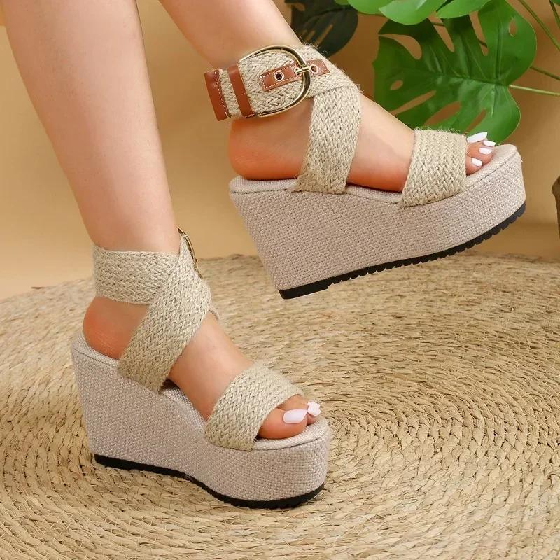 2024 Модная обувь для женщин Одно слово пряжка смешанных цветов женские босоножки — фото 4