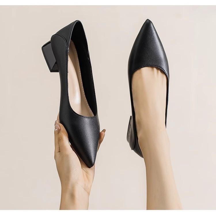 Vielseitige flache schwarze professionelle High Heels Damen Frühling und Sommer 2025 neues Temperament spitze Zehenpartie flacher Ausschnitt weiches Leder Arbeitsschuhe