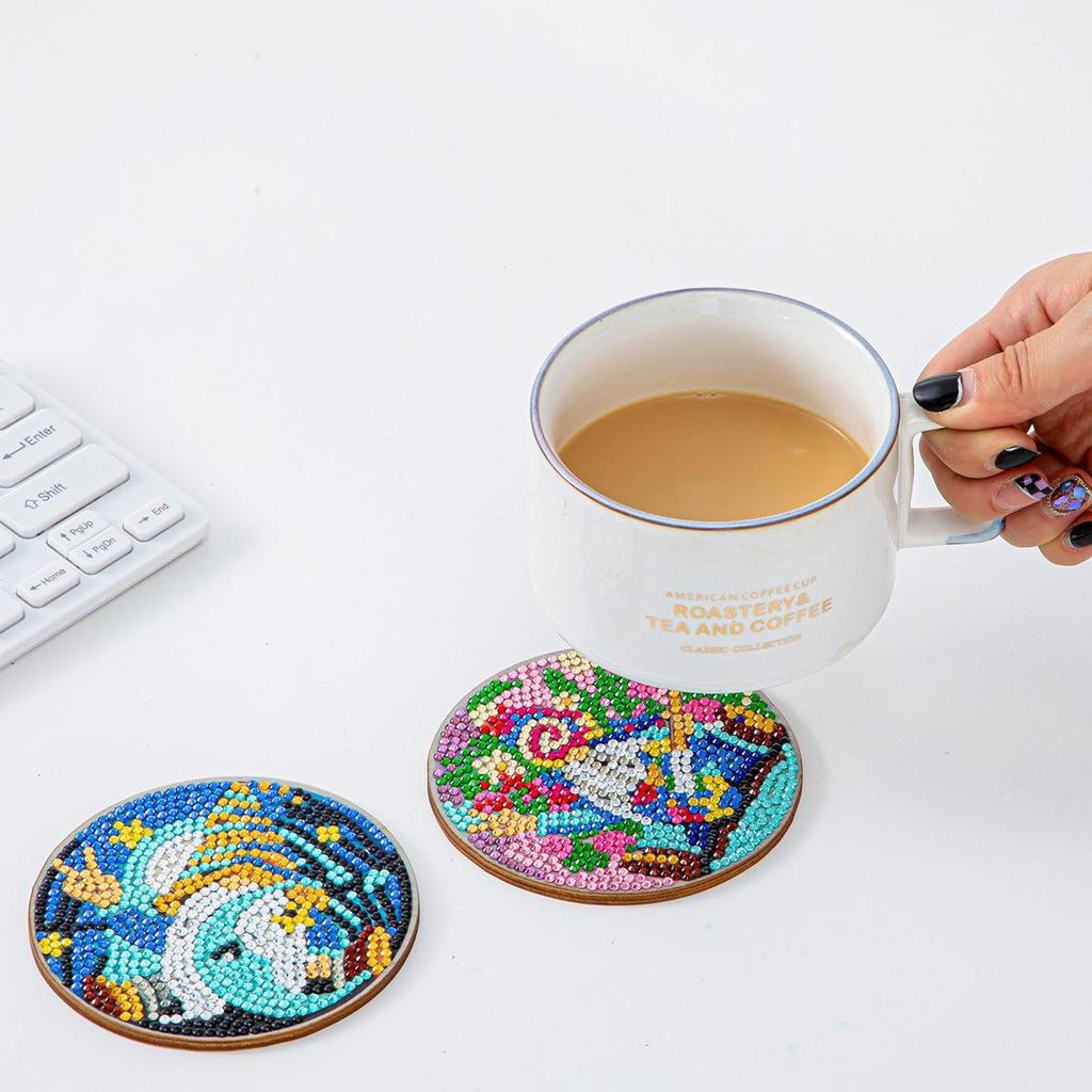 Bemaltes Diamant-Kunst-Untersetzer-Set mit Ständer. DIY-Diamant-Kunst-Untersetzer