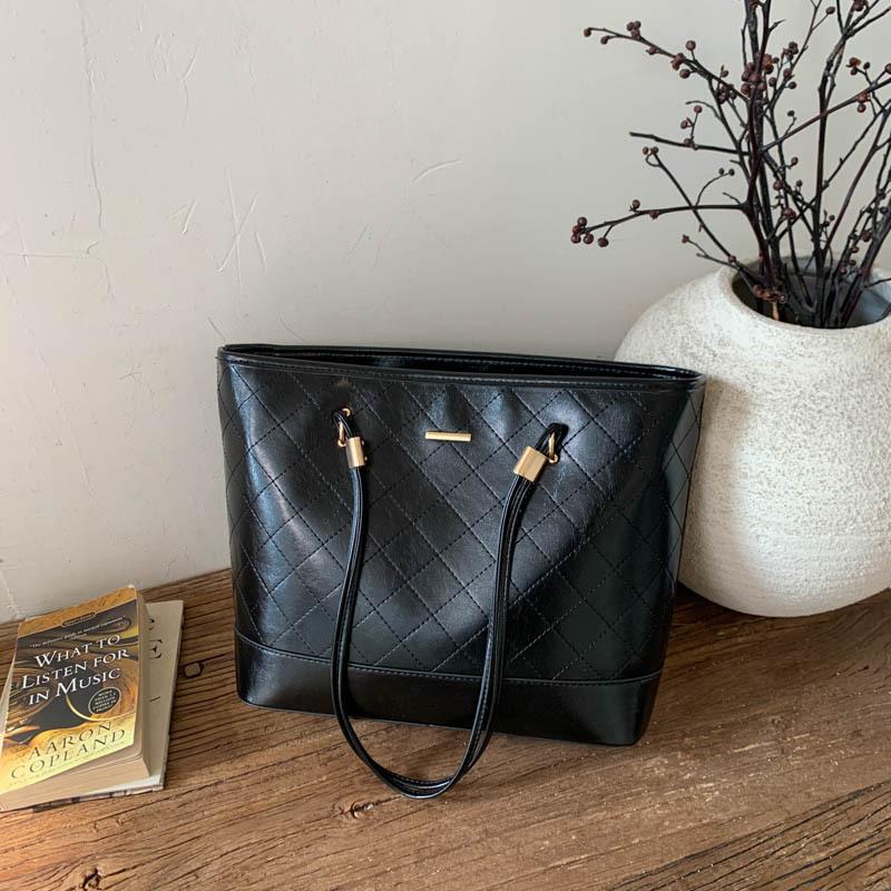 

Ретро сумка-мессенджер под мышкой 2025 новая замшевая ромбовидная сумка-тоут простая и модная универсальная сумка через плечо