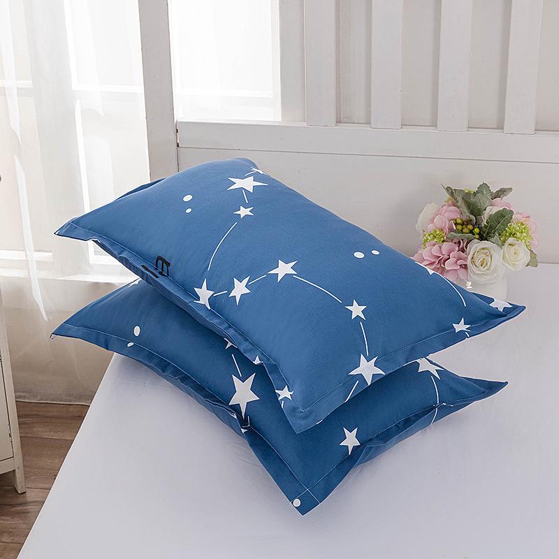 Set aus zwei modernen minimalistischen Kissenbezügen aus reiner Baumwolle für Studentenwohnheime und Zuhause