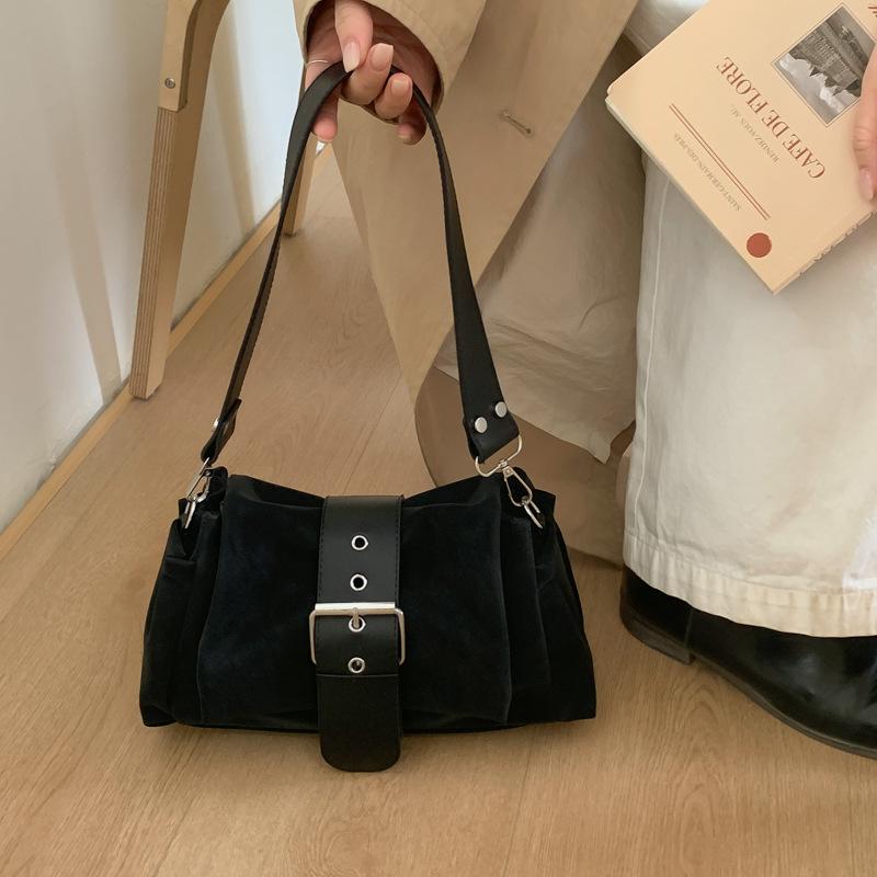 

Niche Belt Buckle Single Shoulder Armpit Bag Pillow Bag Retro Suede Handbag Women s Commuting Crossbody Bag чёрный