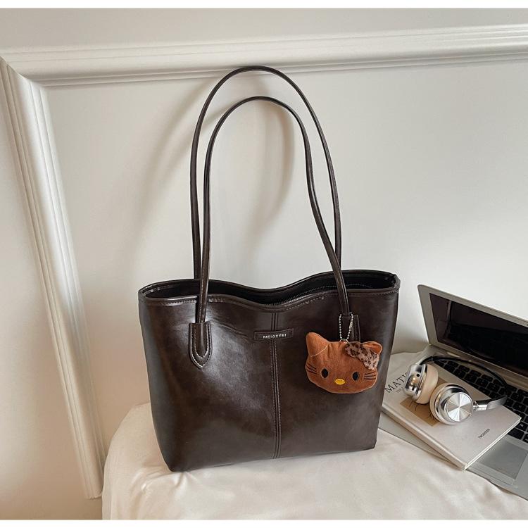 

Retro commuter large-capacity bag women s 2025 new niche tote bag versatile simple shoulder armpit bag темно-коричневого