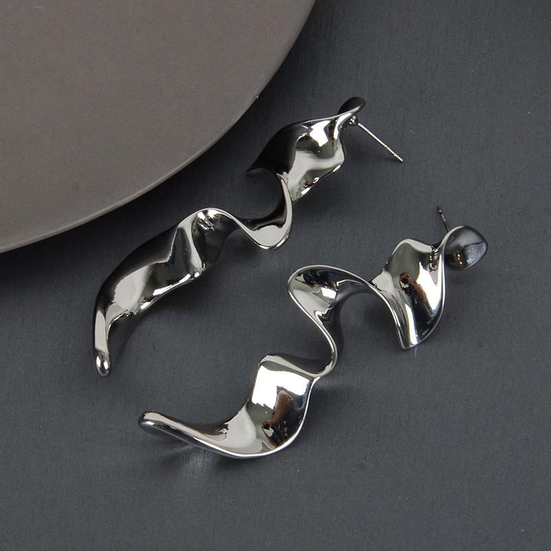 Minimalist Geometric Metal Stud Earrings Women Elegant Gold Tone Lightweight Daily Wear