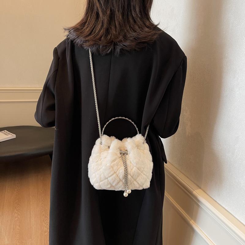 

Осень и зима пушистая сумка-ведро женская 2025 новая универсальная сумка-мессенджер на цепочке супер огонь нишевая портативная сумка на плечо 20*14*14 покинуть белый