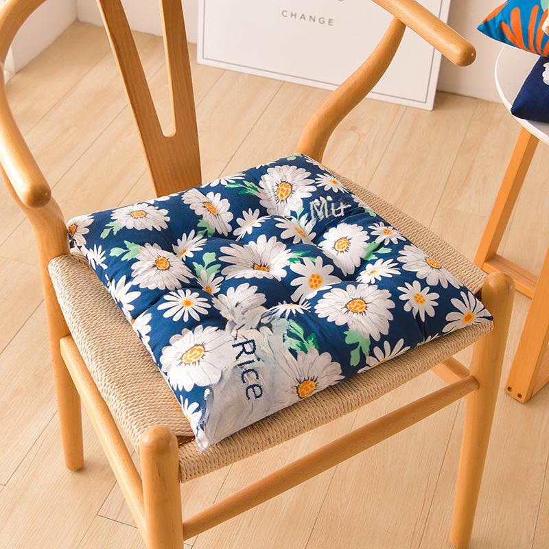 Čtvercový polštář s kresleným potiskem do kanceláře, na židli, do studentského pokoje, na futon a do arkýřového okna