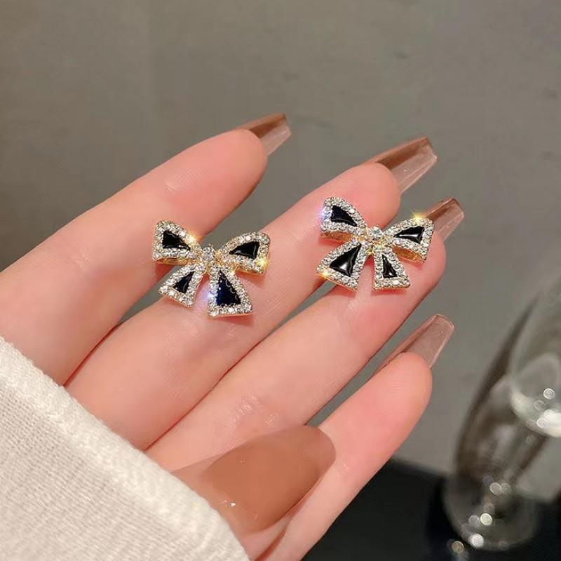 Retro Black Xiaoxiangfeng Stud Earrings Women's Fashion Elegance Temperament High-end Earrings Bow Love Versatile Earrings