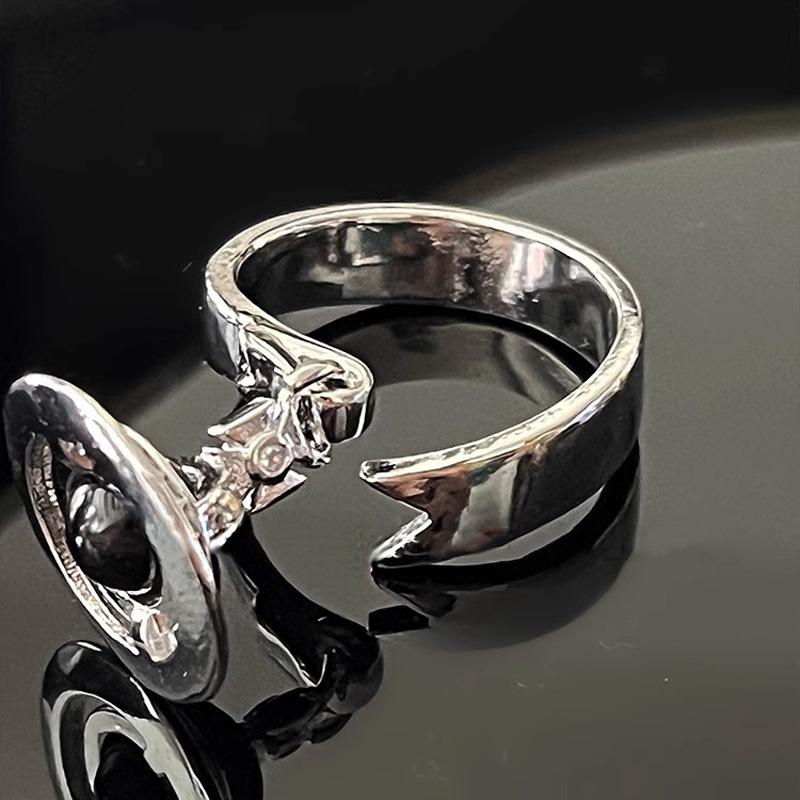 Pierścionek Punkowy z Rhinestone'ami Saturna: Fajny, Trójwymiarowy, Modny Damski Styl Niszowy