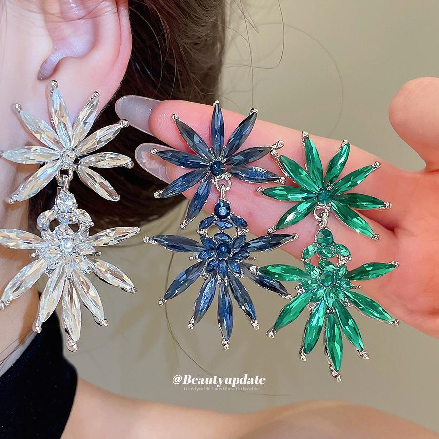 Silver Needle Rhinestone Flower Geometric Studs: Exquisite, Luxurious, High-End Earrings for Women