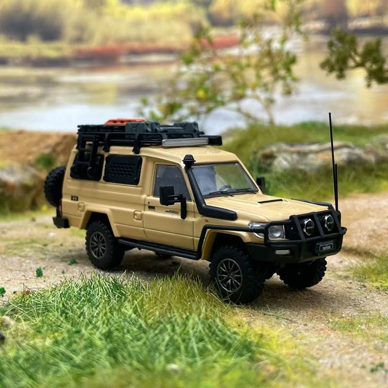 Toyota Land Cruiser LC78 1:64 Land cruiser J70 personnel carrier diecast alloy car model, collection ornament, adult decoration.