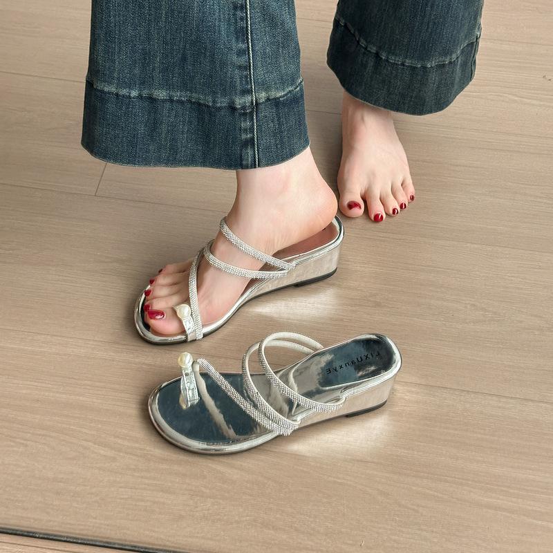 Pearl set toe slippers women s summer wear new Chinese style with skirt flat bottom rhinestone cool slippers 40 серебряный