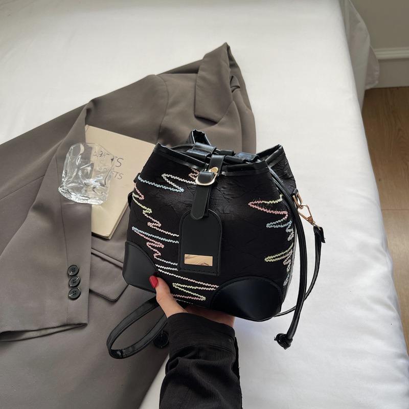 

Drawstring bucket bag women s new high-end niche shoulder bag summer versatile messenger bag