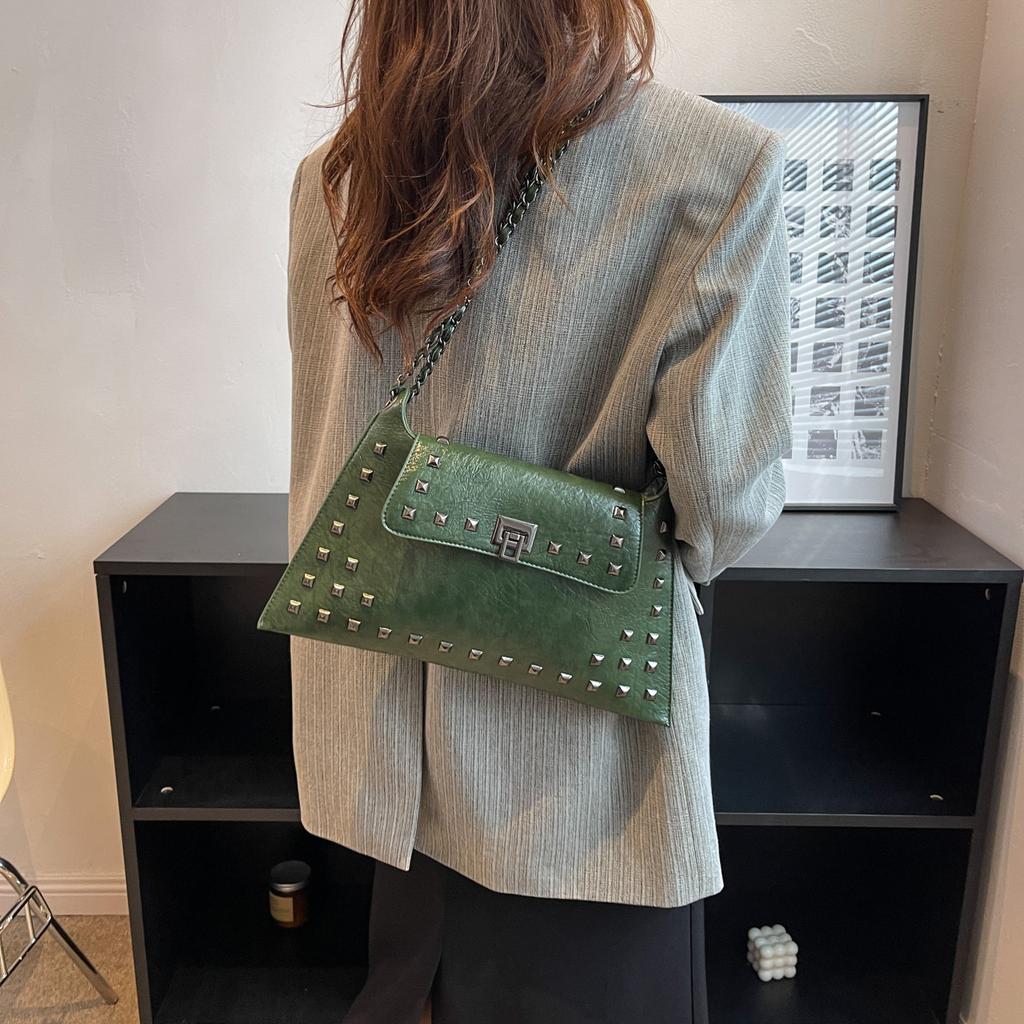 Vintage Handbag for Women; New Fashi Retro Envelope Shoulder Bag with a Unique Texture Chain Strap.