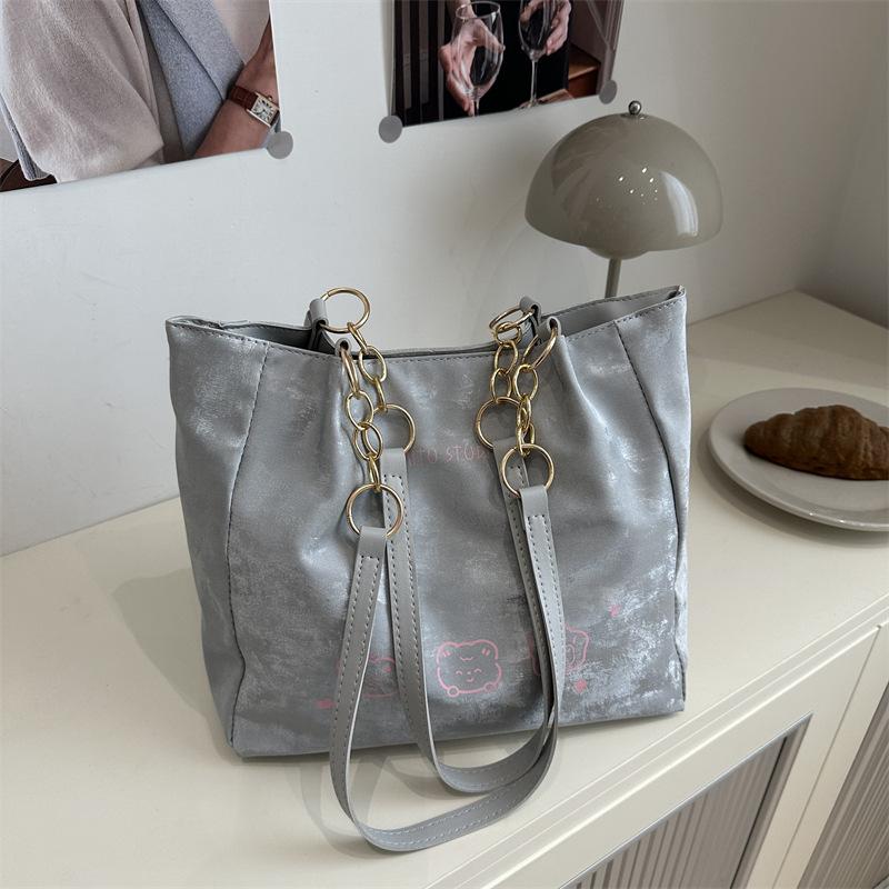 

Simple and versatile spring new large-capacity tote bag women s foreign style leisure niche commuting temperament shoulder bag срібний