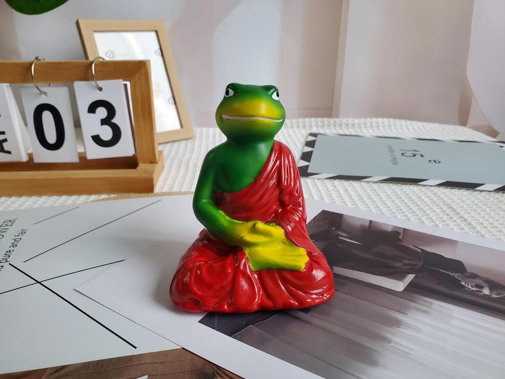 Zen Meditation Frog Monk Alien Resin Ornament for Yoga and Courtyard Decor