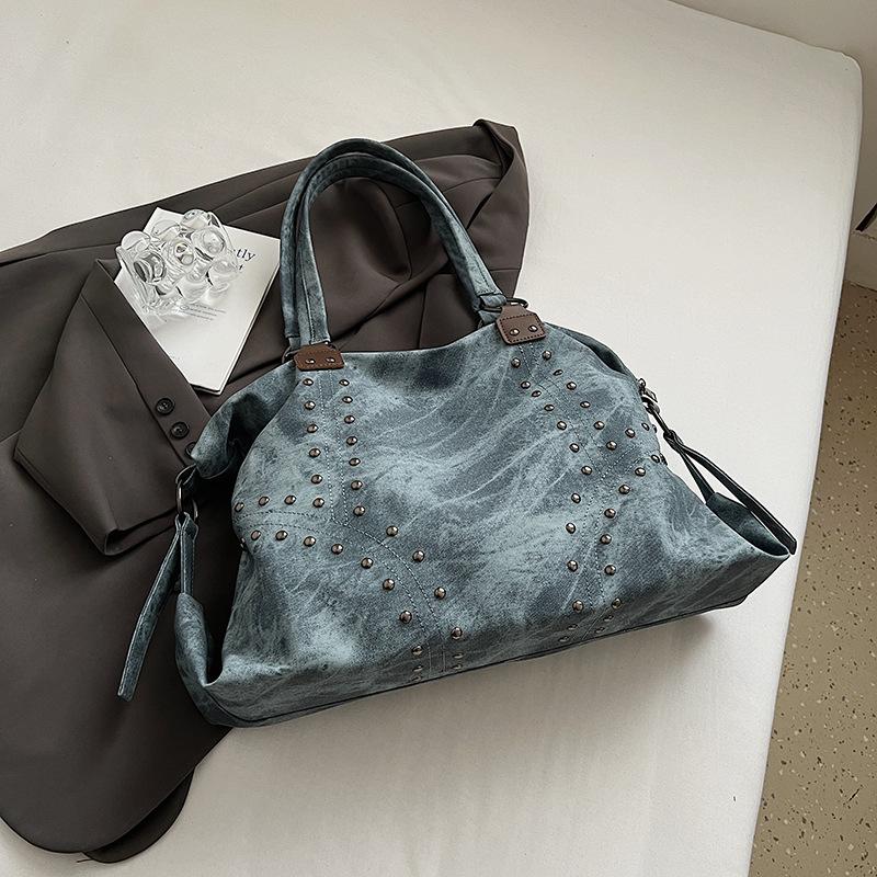 

2025 осень новая мода сумка через плечо с заклепками большая вместимость сумка-тоут женская высокая ценность повседневная通勤ная сумка-подмышка синий