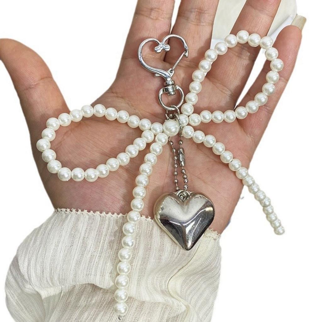 Ręcznie robiony brelok do kluczy w kształcie kokardki z koralików z perłową dekoracją w kształcie serca Delikatna ozdoba do torebek, telefonów, breloków Prezent