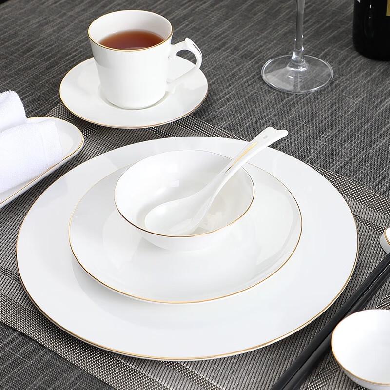 Elegantes chinesisches Geschirrset aus Knochenporzellan mit Goldrand