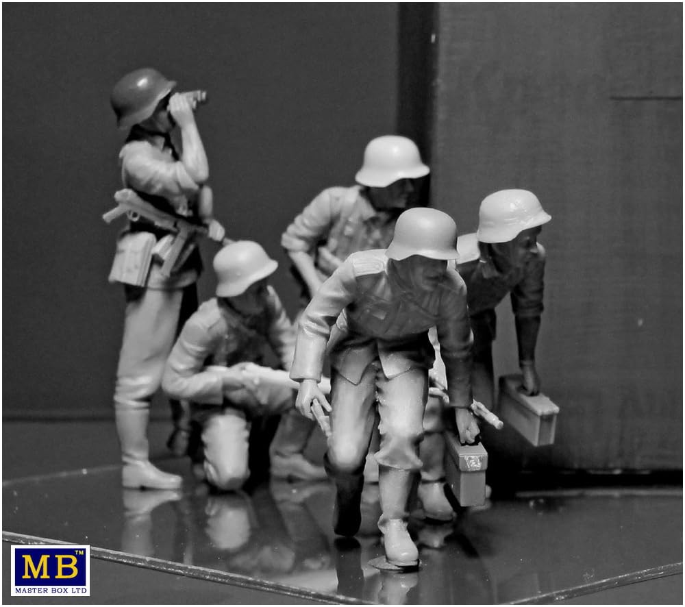 Master Box 1/35 Scale World War II German Infantry (5 Figures) in Early War Uniforms Plastic Model Kit MB35177