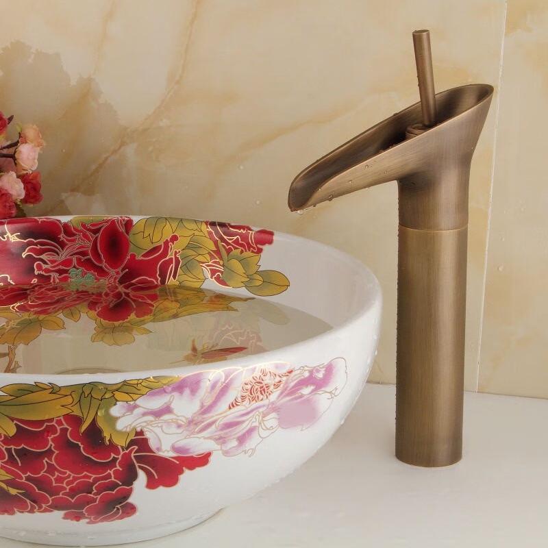 Antiker Kupfer-Waschbeckenmischer mit einem Loch