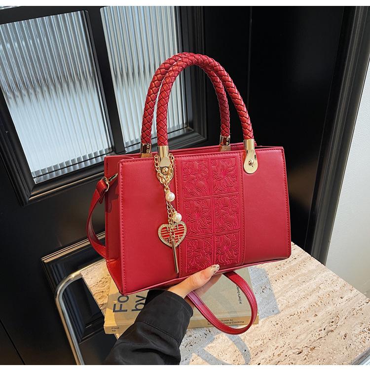 

Large-capacity bags for women s niche, usually available in red envelopes, portable red wedding special women s bags, bridal bags красный