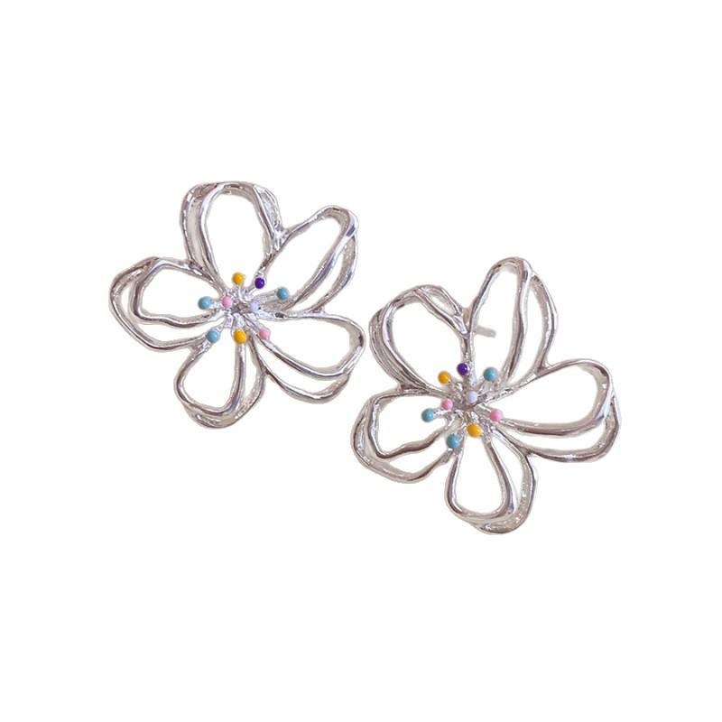 Flower Fragmented Dreams: Minimalist Metal Flower Stud Earrings for Women – Unique & Beautiful Spring Accessory.