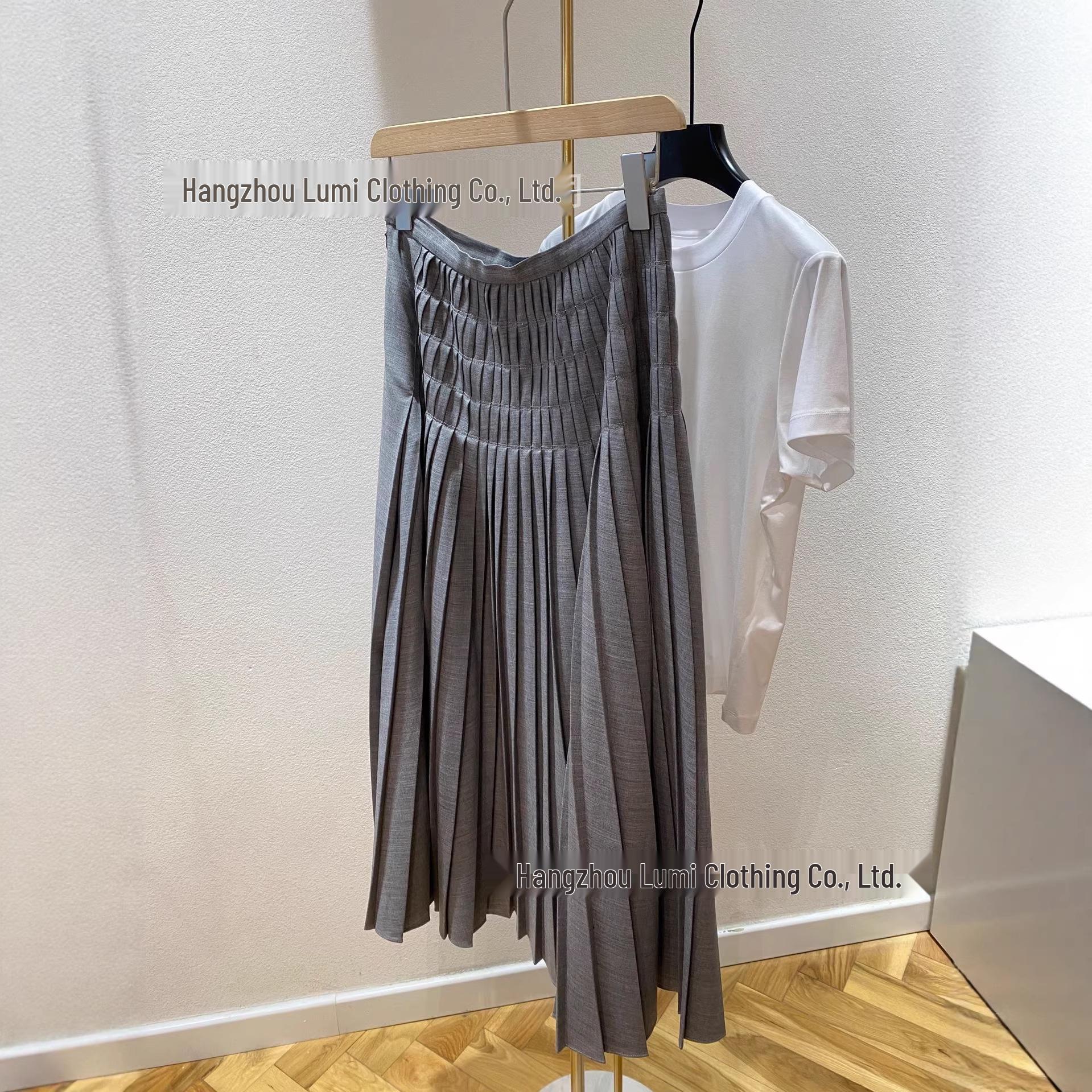 

Available now! Kaka~ My friend bought this beautiful pleated midi skirt! Perfect for any occasion. M серый