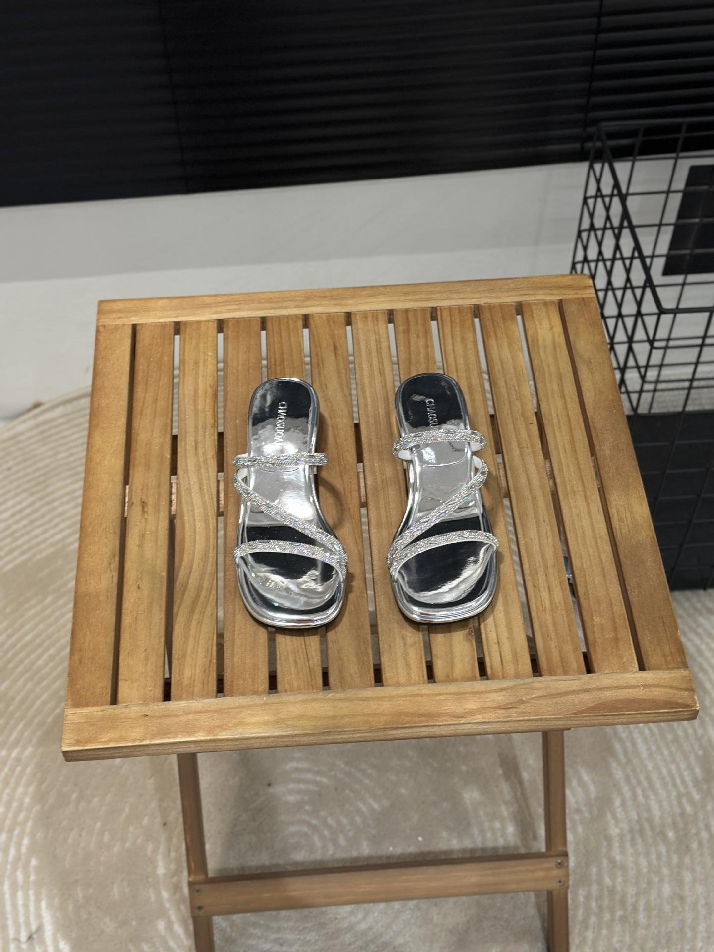 

French rhinestones with cool slippers for women s outerwear 2025 summer new models are not tired, and the heel is versatile. Temperament sandals 40 серебряный