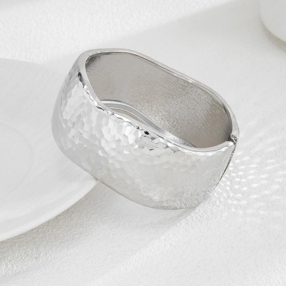 

Ювелирные изделия 2025 новый браслет из сплава женский браслет с высокой степенью сохранения цвета гальванопокрытием с молотковым узором