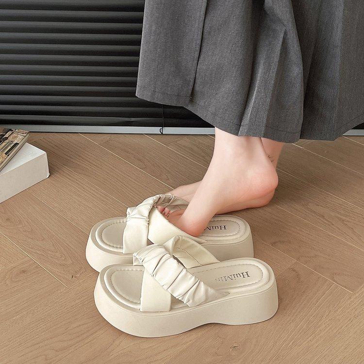 Bära tofflor utomhus, fe-stil, nytt Xiaoxiangfeng-temperament sommaren 2025, mångsidiga sandaler, strandtofflor med tjock sula