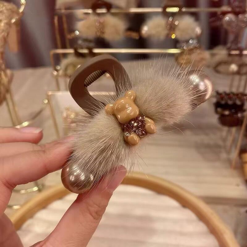 Autumn/Winter 2025 Plush Mink Fur Love Heart Rhinestone Shark Claw Clip for Women