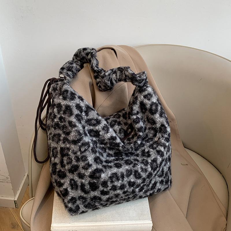 

Woolen bag women s large-capacity new autumn and winter leopard print shoulder messenger bag casual commuter tote bag